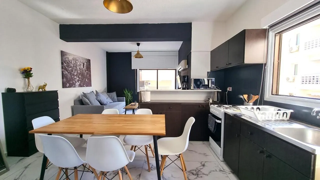 Cozy Beach Apt, Near Airport With 100Mbit Internet 라르나카 키프로스