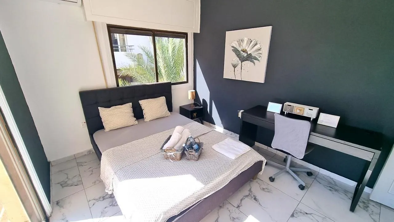 Cozy Beach Apt, Near Airport With 100Mbit Internet 라르나카 0*,